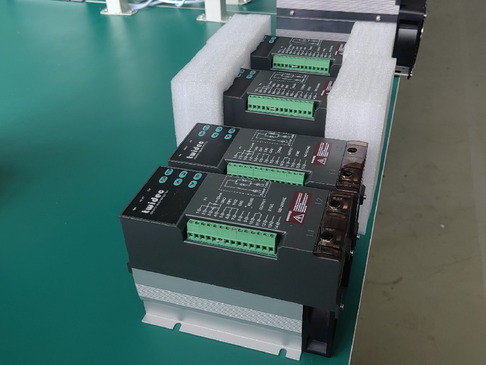 若何通过电力调整器优化电镀工艺中的电源不变性？