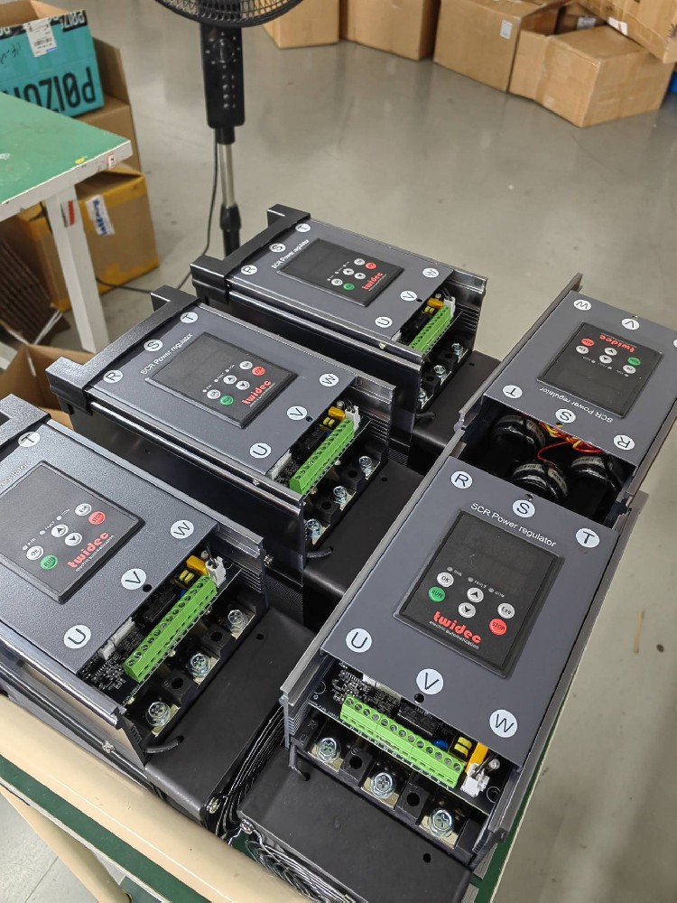 接入的电网电压颠簸超出电力调整器额定领域，该采取什么措施；ど璞覆槐话芑？