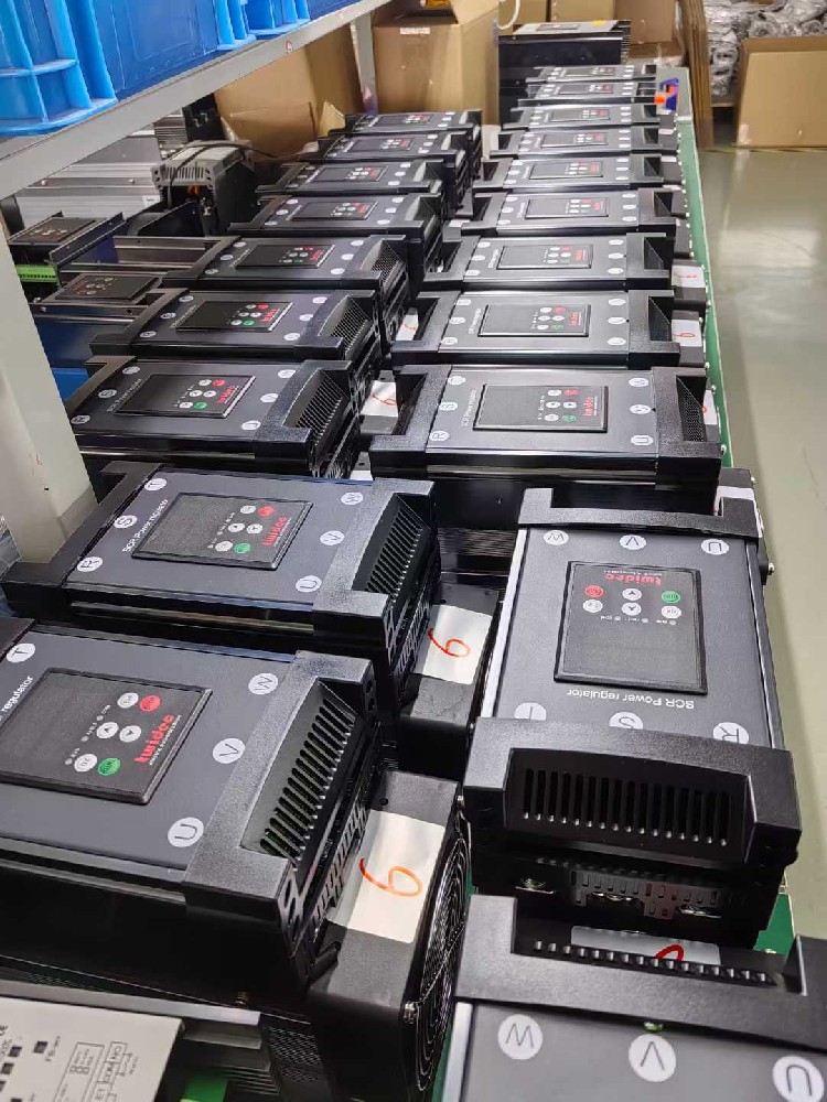 尝试将电力调整器与新的负载设备衔接，却无法正常工作，该从哪些方面排查兼容性问题？