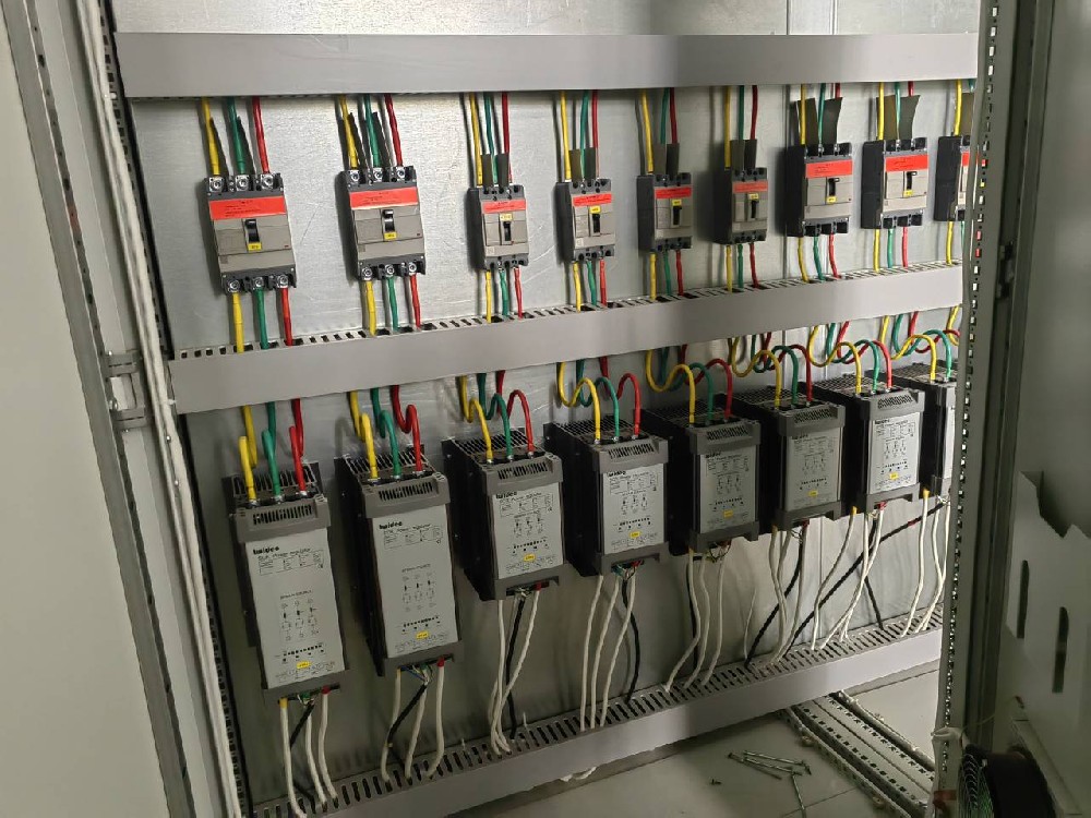 互换电力调整器和直流电力调整器的工作道理有哪些关键区别？