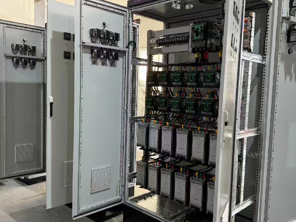 手动电力调整器和自动电力调整器在操作上有何分歧？