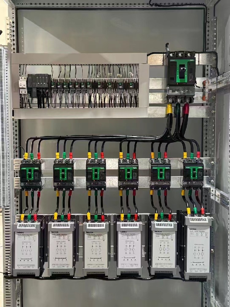 自动电力调整器中的 PID 节造器是若何工作来调节输出的？