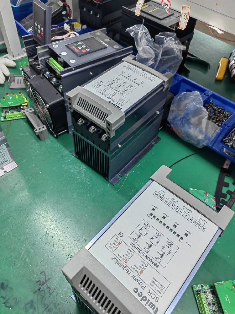 电力调整器的额定电压参数对其利用场景有何限度？