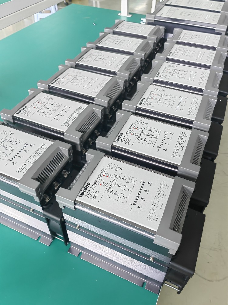 若何实现多台电力调整器的协同工作以满足复杂的电力节造需要？