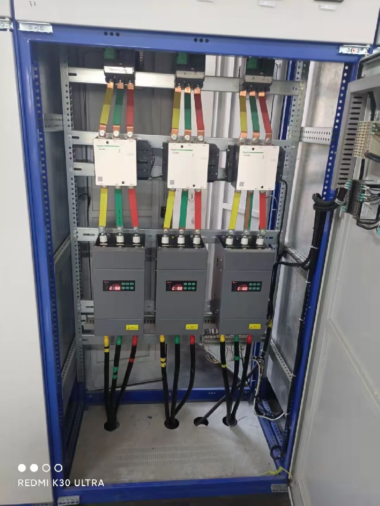 从投资回报率的角度看，使用电力调整器能为工厂带来哪些经济效益（如节能、提高产品质量等）？