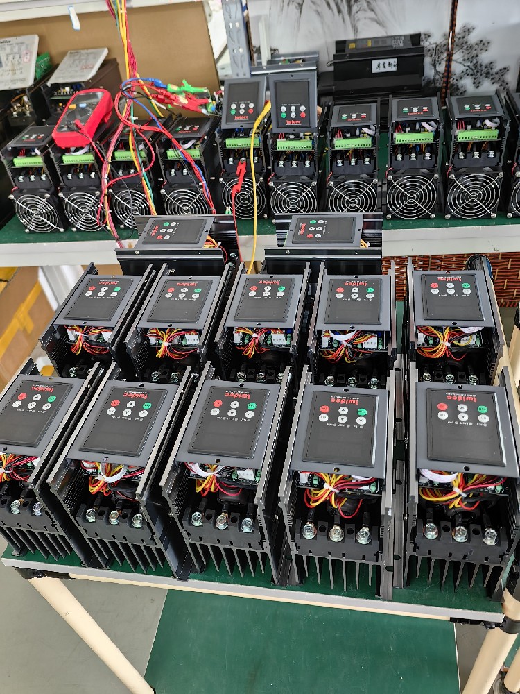 对于幼功率且对精度要求极高的尝试设备，应若何精准选型电力调整器？