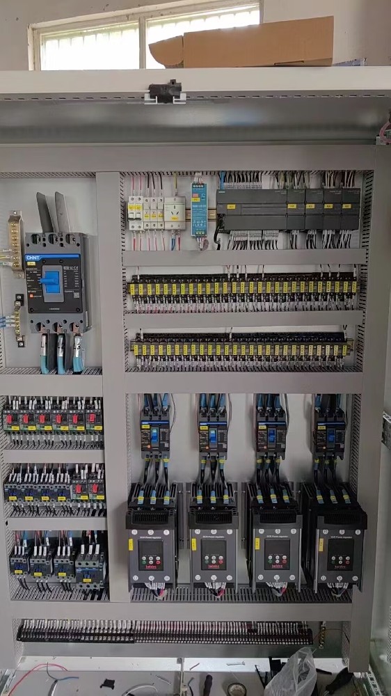 在装置电力调整器时，布线的粗细与材质对其机能有何具体影响？