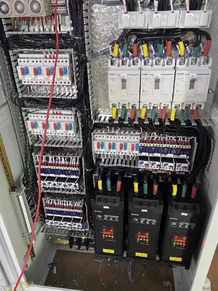 电力调整器在运行过程中，若何通过声音初步判断其工作状态是否正常？