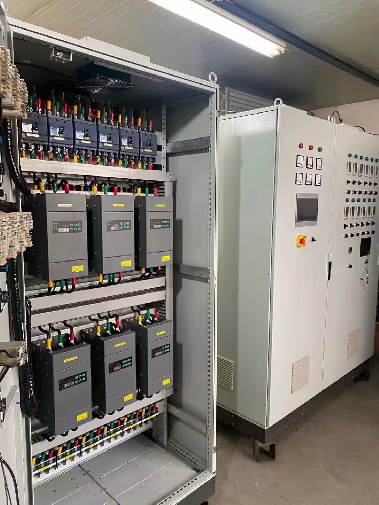 当必要对电力调整器进行参数批改时，怎么操作能预防对在运行的系统造成冲击？