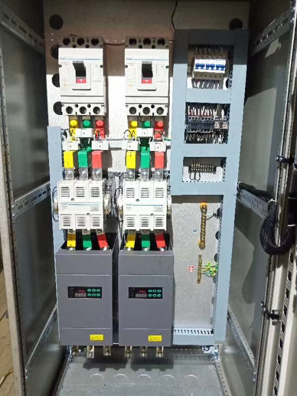 若何通过电力调整器实现对电机软启动和软终场的精确节造？